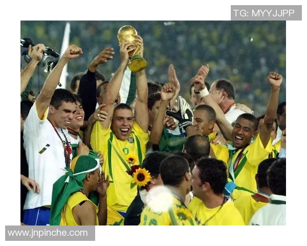 足球明星赛场精彩瞬间动图集锦尽显球技魅力与激情对决