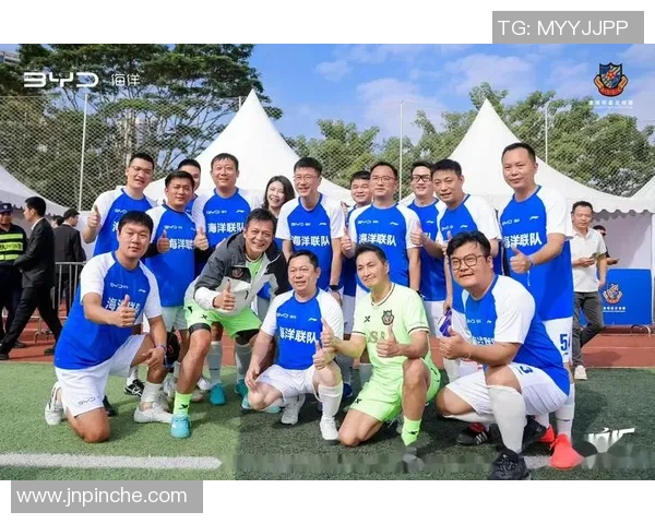 足球明星齐聚一堂精彩瞬间定格在大合影中的荣耀与激情